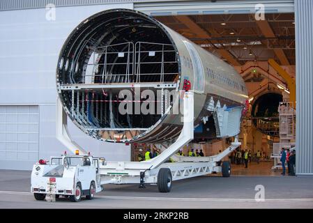 Bildnummer: 57878020  Datum: 05.04.2012  Copyright: imago/Xinhua (120406) -- TOULOUSE, April 6, 2012 (Xinhua) -- Photo released by Airbus on April 5, 2012 shows A350 XWB first central fuselage is pulled to the Final Assembly Line in Toulouse, France. Final assembly of the first A350 XWB is now underway on the brand new final assembly line in Toulouse. This latest step in the A350 XWB s progress was achieved as Airbus started joining the 19.7-meter-long central fuselage with the 21-meter-long front fuselage. This first A350 XWB airframe will be used for the static structural tests that all new Stock Photo