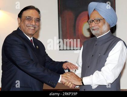 Bildnummer: 57881345  Datum: 08.04.2012  Copyright: imago/Xinhua (120408)-- NEW DELHI, April 8, 2012 (Xinhua) -- Pakistan President Asif Ali Zardari (L) shakes hands with Indian Prime Minister Manmohan Singh prior to their meeting in New Delhi, India, April 8, 2012. Pakistani President Asif Ali Zardari arrived here Sunday for a one-day private visit during which he will meet with Indian Prime Minister Manmohan Singh and visit a Muslim holy shrine in the western Indian state of Rajasthan, said official sources. (Xinhua)(ctt) INDIA-NEW DELHI-ASIF ALI ZARDARI-VISIT PUBLICATIONxNOTxINxCHN People P Stock Photo