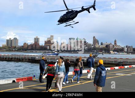 Bildnummer: 57891966  Datum: 12.04.2012  Copyright: imago/Xinhua (120412) -- NEW YORK, April 12, 2012 (Xinhua) -- Tourists wait to aboard a helicopter to see the Manhattan skyline in New York City, the United States, April 12, 2012. (Xinhua/Wang Lei) (zx) U.S.-NEW YORK-TOURISM PUBLICATIONxNOTxINxCHN Gesellschaft USA Totale NY Hudson River Rundflug Wirtschaft Helikopter Tourismus x0x xds 2012 quer      57891966 Date 12 04 2012 Copyright Imago XINHUA  New York April 12 2012 XINHUA tourists Wait to Aboard a Helicopter to Lake The Manhattan Skyline in New York City The United States April 12 2012 Stock Photo