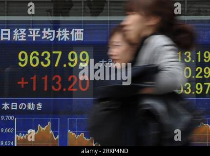 Bildnummer: 57893481  Datum: 13.04.2012  Copyright: imago/Xinhua (120413) -- TOKYO, April 13, 2012 (Xinhua) -- walk past a stocks index screen in Tokyo, Japan, April 13, 2012. Nikkei gained Friday as concern over geopolitical turmoil possibly raised by Democratic People s Republic of Korea (DPRK) s rocket launch receded after the country s news agency confirmed that its rocket launch ended in failure. (Xinhua/Kenichiro Seki) JAPAN-STOCKS-GAINS PUBLICATIONxNOTxINxCHN Wirtschaft Börse Börsenkurs Aktienkurs steigend premiumd x0x xds 2012 quer      57893481 Date 13 04 2012 Copyright Imago XINHUA Stock Photo