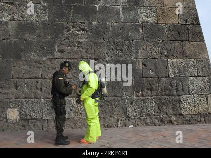 Bildnummer: 57891976  Datum: 12.04.2012  Copyright: imago/Xinhua (120412) -- CARTAGENA, April 12, 2012 (Xinhua) -- Police experts on explosives prepare to show the media the suits against possible nuclear, biological, chemical or radiological attacks in Cartagena, Colombia, on April 12, 2012. Cartagena is the host city of the 6th Summit of the Americas that will be inaugurated on Saturday. (Xinhua/Eliana Aponte) (zx) COLOMBIA-CARTAGENA-SUMMIT-PREPARATION PUBLICATIONxNOTxINxCHN Sicherheit ABC Schutzanzug Katastrophenschutz Kleidung Katastrophenübung x0x xds 2012 quer      57891976 Date 12 04 20 Stock Photo