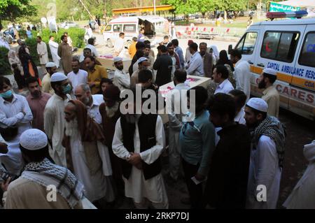Bildnummer: 57918944  Datum: 21.04.2012  Copyright: imago/Xinhua (120421) -- ISLAMABAD, 2012 (Xinhua) -- Family members of victims wait to receive the bodies outside a hospital in Islamabad, capital of Pakistan, April 21, 2012. Relatives of passengers and crew members who died in a plane crash near Pakistan s capital Friday evening arrived in Islamabad on Saturday to identify the bodies, officials said. (Xinhua /Ahmad Kamal) (zyw) PAKISTAN-ISLAMABAD-AIR CRASH-RELATIVES PUBLICATIONxNOTxINxCHN Gesellschaft Verkehr Luftfahrt Unglück Absturz Flugzeugabsturz Flugzeugunglück xbs x2x 2012 quer  o0 Sa Stock Photo