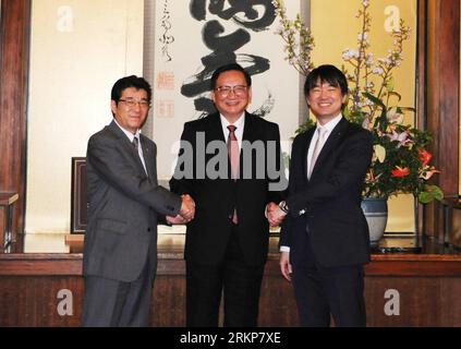 Bildnummer: 57921356  Datum: 22.04.2012  Copyright: imago/Xinhua (120422) -- OSAKA, April 22, 2012 (Xinhua) -- Tang Jiaxuan (C), president of the China-Japan Friendship Association, shakes hands with Osaka Governor Ichiro Matsui (L) and Osaka Mayor Toru Hashimoto during their meeting in Osaka, Japan, on April 22, 2012. Tang arrived in Osaka earlier in the day to pay an eight-day visit to Japan. It s Tang s first visit to the country since assuming the post as president of the China-Japan Friendship Association last month. (Xinhua/Ma Xinghua) JAPAN-OSAKA-GOVERNOR-MAYOR-CHINA-TANG JIAXUAN-MEETIN Stock Photo