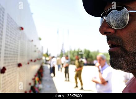 Bildnummer: 57931409  Datum: 25.04.2012  Copyright: imago/Xinhua (120425) -- LATRUN, April 25, 2012 (Xinhua) -- The Wall of Names of fallen Israeli armoured soldiers is reflected on the sunglasses of a visitor during a ceremony of Yom Hazikaron, Israel s Official Remembrance Day for fallen soldiers and victims of terrorism, at Yad L shiryon memorial site in Latrun on April 25, 2012. In the past year (since Remembrance Day 2011), a total of 126 soldiers and security personnel fell while serving the state. (Xinhua/Yin Dongxun) MIDEAST-ISRAEL-YOM HAZIKARON PUBLICATIONxNOTxINxCHN Gesellschaft Isra Stock Photo