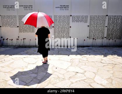 Bildnummer: 57931415  Datum: 25.04.2012  Copyright: imago/Xinhua (120425) -- LATRUN, April 25, 2012 (Xinhua) -- A Jewish woman stands in front of the Wall of Names of fallen Israeli armoured soldiers at Yad L shiryon memorial site during a ceremony of Yom Hazikaron, Israel s Official Remembrance Day for fallen soldiers and victims of terrorism, in Latrun on April 25, 2012. In the past year (since Remembrance Day 2011), a total of 126 soldiers and security personnel fell while serving the state. (Xinhua/Yin Dongxun) MIDEAST-ISRAEL-YOM HAZIKARON PUBLICATIONxNOTxINxCHN Gesellschaft Israel Gedenke Stock Photo
