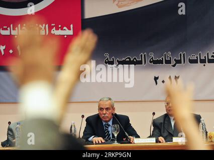Bildnummer: 57934168  Datum: 26.04.2012  Copyright: imago/Xinhua (120426) -- CAIRO, April 26, 2012 (Xinhua) -- Farouk Sultan (C), chief of The Egyptian Higher Presidential Election Commission (HPEC), speaks at a press conference in Cairo, Egypt, April 26, 2012. HPEC on Thursday announced the final list of 13 candidates to run for the presidential election set on May 23. (Xinhua/Qin Haishi) EGYPT-CAIRO-PRESIDENTIAL ELECTION-CANDIDATES PUBLICATIONxNOTxINxCHN People Politik Wahl Präsidentschaftswahl Wahlkommission PK premiumd xbs x1x 2012 quer     57934168 Date 26 04 2012 Copyright Imago XINHUA Stock Photo