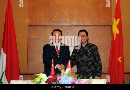 Bildnummer: 57939632  Datum: 26.04.2012  Copyright: imago/Xinhua (120428) -- JAKARTA, April 28, 2012 (Xinhua) -- Li Changchun (L), a member of the Standing Committee of the Political Bureau of the Communist Party of China Central Committee, shakes hands with Marzuki Alie (R, back), speaker of the House of Representatives of Indonesia, while jointly attending the ceremony for signing cooperation agreements between the two sides in Jakarta, Indonesia, April 26, 2012. (Xinhua/Jiang Fan) (llp) INDONESIA-JAKARTA-CHINA-LI CHANGCHUN-MARZUKI-MEETING PUBLICATIONxNOTxINxCHN People Politik Kooperation pr Stock Photo