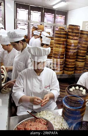 Bildnummer: 57942967  Datum: 30.04.2012  Copyright: imago/Xinhua (120430) -- SHANGHAI, April 30, 2012 (Xinhua) -- Chefs are busy in making Xiaolongbao at the Nanxiang Steamed Bun Restaurant in Shanghai, east China, April 30, 2012. The Nanxiang Steamed Bun Restaurant was founded in 1900 and it is located at the Yuyuan Garden in Shanghai. At holiday times such as the Labor Day holiday that lasts from April 29 to May 1 this year, many tourists and local residents flocked to the restaurant to experience its famed food Xiaolongbao, a compact, meaty dumpling with traditional Shanghainese flavour. On Stock Photo