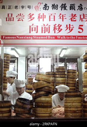 Bildnummer: 57942969  Datum: 30.04.2012  Copyright: imago/Xinhua (120430) -- SHANGHAI, April 30, 2012 (Xinhua) -- Chefs are busy in making Xiaolongbao at the Nanxiang Steamed Bun Restaurant in Shanghai, east China, April 30, 2012. The Nanxiang Steamed Bun Restaurant was founded in 1900 and it is located at the Yuyuan Garden in Shanghai. At holiday times such as the Labor Day holiday that lasts from April 29 to May 1 this year, many tourists and local residents flocked to the restaurant to experience its famed food Xiaolongbao, a compact, meaty dumpling with traditional Shanghainese flavour. On Stock Photo