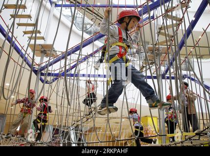 Bildnummer: 57943873  Datum: 30.04.2012  Copyright: imago/Xinhua (120430) -- NANJING, April 30, 2012 (Xinhua) -- A child attends an amusement item named ropes adventure at a children s amusement park in Nanjing, capital of east China s Jiangsu Province, April 30, 2012. Children take part in different activities during the Labor Day holiday. (Xinhua/Dong Jinlin) (ly) CHINA-LABOUR DAY-CHILDREN (CN) PUBLICATIONxNOTxINxCHN Gesellschaft xjh x2x premiumd 2012 quer o0 Kind Klettern Seile Seil     57943873 Date 30 04 2012 Copyright Imago XINHUA  Nanjing April 30 2012 XINHUA a Child Attends to Amusemen Stock Photo