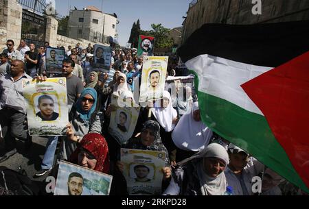 Bildnummer: 57959041  Datum: 05.05.2012  Copyright: imago/Xinhua (120505) -- JERUSALEM, May 5, 2012(Xinhua) -- Palestinian protesters demonstrate in east Jerusalem, May 5, 2012, in solidarity with the Palestinian prisoners held in Israeli jails. Over 1,500 Palestinians in Israeli jails are now taking part in a mass hunger strike. (Xinhua/Muammar Awad) (zy) MIDEAST-JERUSALEM-PRISONERS-PROTEST PUBLICATIONxNOTxINxCHN Gesellschaft Demo Protest Palästina Palästinenser Gefangene Freilassung premiumd xbs x0x 2012 quer      57959041 Date 05 05 2012 Copyright Imago XINHUA  Jerusalem May 5 2012 XINHUA P Stock Photo