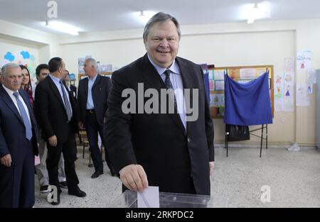 Bildnummer: 57961412  Datum: 06.05.2012  Copyright: imago/Xinhua (120506) -- ATHENS, May 6, 2012 (Xinhua) -- The PASOK party of former Finance Minister Evangelos Venizelos, votes in Thessaloniki, Macedonia, northern Greece, May 6, 2012. Voting began Sunday in Greece s first parliamentary election since the start of the country s deep debt crisis two years ago. (Xinhua/Ververidis Vasilis)(cl) GREECE-ATHENS-ELECTION-VOTE PUBLICATIONxNOTxINxCHN People Politik Wahl Parlamentswahl premiumd xbs x1x 2012 quer  o0 Wahllokal     57961412 Date 06 05 2012 Copyright Imago XINHUA  Athens May 6 2012 XINHUA Stock Photo