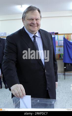 Bildnummer: 57961409  Datum: 06.05.2012  Copyright: imago/Xinhua (120506) -- ATHENS, May 6, 2012 (Xinhua) -- The PASOK party of former Finance Minister Evangelos Venizelos, votes in Thessaloniki, Macedonia, northern Greece, May 6, 2012. Voting began Sunday in Greece s first parliamentary election since the start of the country s deep debt crisis two years ago. (Xinhua/Ververidis Vasilis)(cl) GREECE-ATHENS-ELECTION-VOTE PUBLICATIONxNOTxINxCHN People Politik Wahl Parlamentswahl premiumd xbs x1x 2012 hoch  o0 Wahllokal     57961409 Date 06 05 2012 Copyright Imago XINHUA  Athens May 6 2012 XINHUA Stock Photo