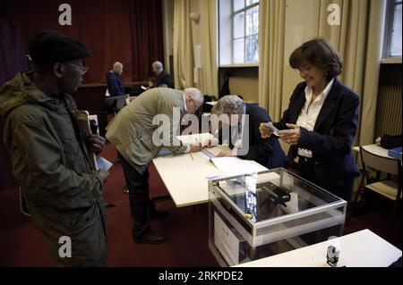 Bildnummer: 57960969  Datum: 06.05.2012  Copyright: imago/Xinhua (120506) -- PARIS, May 6, 2012 (Xinhua) -- A man prepares to cast his ballot during the second round of the presidential election at a polling station in Paris, France, May 6, 2012. The second round of polling that will decide the next French president between Nicolas Sarkozy and Francois Hollande started in mainland France on Sunday morning. (Xinhua/Etienne Laurent) FRANCE-PRESIDENTIAL ELECTION PUBLICATIONxNOTxINxCHN Politik Wahl Präsidentenwahl Wahllokal Stichwahl Abstimmung xjh x0x premiumd 2012 quer      57960969 Date 06 05 2 Stock Photo