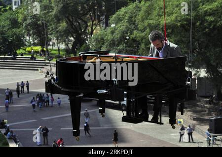 Bildnummer: 57962463  Datum: 06.05.2012  Copyright: imago/Xinhua (120507) -- SAO PAULO, May 7, 2012 (Xinhua) -- Piano player Ricardo Miller gives an up-in-the-air concert marking the 8th Cultural Visit event ( Vuelta cultural ) in Sao Paulo, Brazil, on May 6, 2012. (Xinhua/Cris Faga/Agencia Estado) (ae) (tm) (sp) BRAZIL OUT BRAZIL-SAO PAULO-MILLER PUBLICATIONxNOTxINxCHN People Kultur Aktion kurios Komik xjh x0x premiumd Highlight 2012 quer      57962463 Date 06 05 2012 Copyright Imago XINHUA  Sao Paulo May 7 2012 XINHUA Piano Player Ricardo Miller Gives to up in The Air Concert marking The 8th Stock Photo