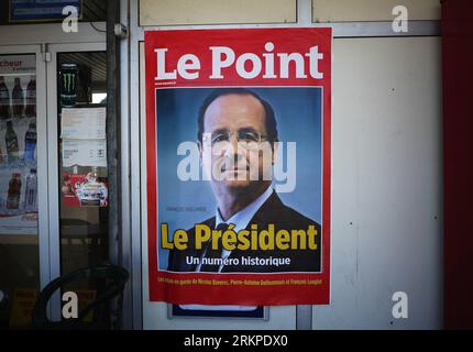 Bildnummer: 57965236  Datum: 07.05.2012  Copyright: imago/Xinhua (120508) -- BRIVE-LA-GAILLARD, May 8, 2012 (Xinhua) -- A poster of French magazine Le Point shows France s newly elected President Francois Hollande in Brive-La-Gaillard, southern France, May 7, 2012. (Xinhua/Gao Jing) (zw) FRANCE-BRIVE-LA-GAILLARD-HOLLANDE-MEDIA PUBLICATIONxNOTxINxCHN Politik Wahl Präsidentschaftswahl Presse Medien Objekte Zeitung xjh x2x 2012 quer      57965236 Date 07 05 2012 Copyright Imago XINHUA   La  May 8 2012 XINHUA a Poster of French Magazine Le Point Shows France S newly Elected President François Holl Stock Photo
