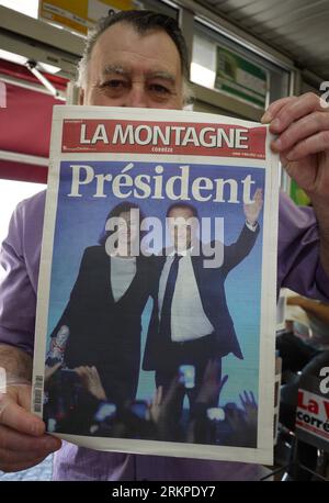 Bildnummer: 57965237  Datum: 07.05.2012  Copyright: imago/Xinhua (120508) -- BRIVE-LA-GAILLARD, May 8, 2012 (Xinhua) -- Picture of France s newly elected President Francois Hollande is seen on the front page of La Montagne de Correze in Brive-La-Gaillard, southern France, May 7, 2012. (Xinhua/Gao Jing) (zw) FRANCE-BRIVE-LA-GAILLARD-HOLLANDE-MEDIA PUBLICATIONxNOTxINxCHN Politik Wahl Präsidentschaftswahl Presse Medien Objekte Zeitung xjh x2x 2012 hoch o0 Valerie, Trierweiler     57965237 Date 07 05 2012 Copyright Imago XINHUA   La  May 8 2012 XINHUA Picture of France S newly Elected President Fr Stock Photo