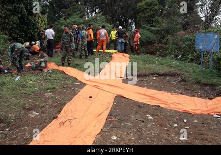 Bildnummer: 57979789  Datum: 11.05.2012  Copyright: imago/Xinhua (120511) -- BOGOR (INDONESIA), May 11, 2012 (Xinhua) -- Rescuers set a sign to guide the helicopters to drop supplies as they arrive at the site where the Russian-made Sukhoi super jet-100 crashed in Mount Salak, West Java, Indonesia, May 11, 2012. The Sukhoi commercial plane went down during a promotion flight on Wednesday at the Bogor regency near Jakarta. (Xinhua/Veri Sanovri) (cl) INDONESIA-MOUNT SALAK-PLANE-RESCUE PUBLICATIONxNOTxINxCHN Gesellschaft Flugzeugabsturz Absturz Flugzeug Tote Bergung Dschungel Urwald xda x0x 2012 Stock Photo