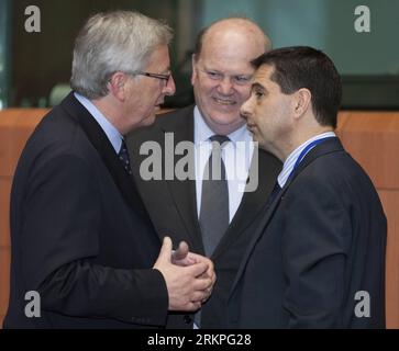 Bildnummer: 57987936  Datum: 14.05.2012  Copyright: imago/Xinhua (120514) -- BRUSSELS, May. 14, 2012 (Xinhua) -- President of Eurogroup and Prime Minister of Luxembourg Jean-Claude Juncker (L), Irish Finance minister Michael Noonan (C) and Portuguese Finance Minister Vitor Gaspar talks together during a Eurogroup Finance Ministers meeting at EU s headquarters in Brussels, capital of Belgium, May. 14, 2012.(Xinhua/Thierry Monasse) (yt) BELGIUM-EUROGROUP-FINANCE-MEETING PUBLICATIONxNOTxINxCHN People Politik Treffen Finanzminister Finanzministertreffen x0x xst premiumd 2012 quadrat      57987936 Stock Photo