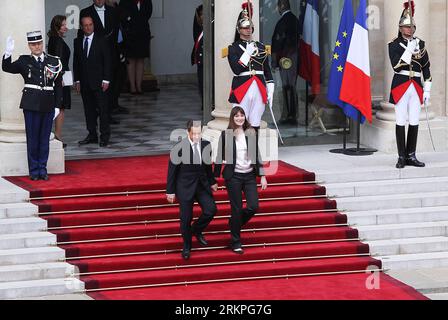 Bildnummer: 57990297  Datum: 15.05.2012  Copyright: imago/Xinhua (120515) -- PARIS, May 15, 2012 (Xinhua) -- French outgoing President Nicolas Sarkozy and his wife Carla Bruni, watched by his successor Francois Hollande and his life companion Valerie Trierweiler, leave the Elysee Palace in Paris, France, May 15, 2012. The power handover ceremony between Sarkozy and Hollande was held here on Tuesday morning, when Francois Hollande was officially sworn in as France s president. (Xinhua/Gao Jing) FRANCE-PARIS-POLITICS-HANDOVER PUBLICATIONxNOTxINxCHN People Politik Amtsübergabe xjh x1x premiumd Hi Stock Photo
