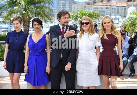 Bildnummer: 57995611  Datum: 16.05.2012  Copyright: imago/Xinhua (120516) -- CANNES, May 16, 2012 (Xinhua) -- The feature film jury president of the 65th Cannes Film Festival, Italian director and actor Nanni Moretti (C) poses for photos with female juries during a photocall in Cannes, southern France, on May 16, 2012. The festival kicked off here on Wednesday. (Xinhua/Ye Pingfan) (zjl) RANCE-CANNES-FILM FESTIVAL-PHOTOCALL-JURY PUBLICATIONxNOTxINxCHN Kultur Entertainment People Film 65. Internationale Filmfestspiele Cannes Photocall x0x xst 2012 quer Aufmacher premiumd      57995611 Date 16 05 Stock Photo
