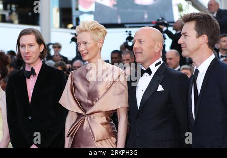 Bildnummer: 57996367  Datum: 16.05.2012  Copyright: imago/Xinhua (120516) -- CANNES, May 16, 2012 (Xinhua) -- (L to R) Director Wes Anderson and cast members Tilda Swinton, Bruce Willis, Edward Norton of the film Moonrise Kingdom pose on the red carpet during the opening ceremony of the 65th Cannes Film Festival in Cannes, southern France, May 16, 2012. The festival kicked off here on Wednesday. (Xinhua/Gao Jing) FRANCE-CANNES-FILM FESTIVAL-OPENING PUBLICATIONxNOTxINxCHN People Kultur Entertainment Film Filmfestival Festival Filmfestspiele 65 Cannes Pressetermin Premiere Filmpremiere xdp x0x 2 Stock Photo