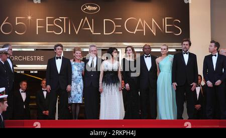 Bildnummer: 57996363  Datum: 16.05.2012  Copyright: imago/Xinhua (120516) -- CANNES, May 16, 2012 (Xinhua) -- Jury members of the 65th Cannes Film Festival arrive at the red carpet during the opening ceremony in Cannes, southern France, May 16, 2012. The festival kicked off here on Wednesday. (Xinhua/Gao Jing) FRANCE-CANNES-FILM FESTIVAL-OPENING PUBLICATIONxNOTxINxCHN People Kultur Entertainment Film Filmfestival Festival Filmfestspiele 65 Cannes Pressetermin Premiere Filmpremiere xdp x0x 2012 quer premiumd      57996363 Date 16 05 2012 Copyright Imago XINHUA  Cannes May 16 2012 XINHUA Jury Me Stock Photo