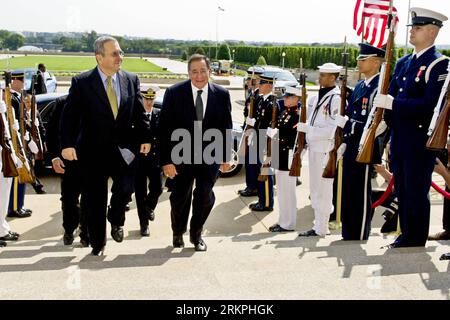 Bildnummer: 58000299  Datum: 17.05.2012  Copyright: imago/Xinhua Secretary of Defense Leon E. Panetta hosts an honor cordon to welcome Israel¯s Minister of Defense Ehud Barak to the Pentagon, Washington, D.C., May 17, 2012. (DOD photo by U.S. Navy Petty Officer 1st Class Chad J. McNeeley) US-ISRAEL-DEFENSE-IRON DOME PUBLICATIONxNOTxINxCHN People Politik xdp x0x 2012 quer premiumd      58000299 Date 17 05 2012 Copyright Imago XINHUA Secretary of Defense Leon e Panetta Hosts to HONOR Cordon to Welcome  Ministers of Defense Ehud Barak to The Pentagon Washington D C May 17 2012 Dod Photo by U S Na Stock Photo