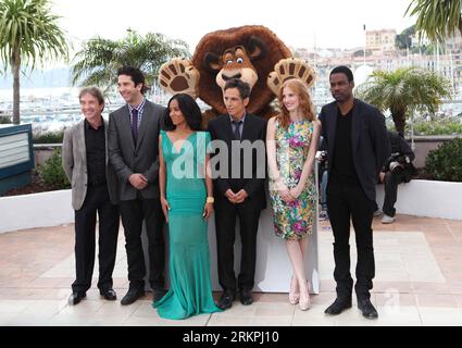 Bildnummer: 58003522  Datum: 18.05.2012  Copyright: imago/Xinhua (120518) -- CANNES, May 18, 2012 (Xinhua) -- Cast members of American film Madagascar 3: Europe s Most Wanted , (from R to L) US actors Chris Rock, Jessica Chastain, Ben Stiller, Jada Pinkett Smith, David Schwimmer and Martin Short, pose for photos during a photocall at the 65th Cannes Film Festival, Cannes, France, May 18, 2012. (Xinhua/Gao Jing) (zy) FRANCE-CANNES-MADAGASCAR 3 PUBLICATIONxNOTxINxCHN Kultur Entertainment People Film 65. Internationale Filmfestspiele Cannes Photocall xcb x0x 2012 quer      58003522 Date 18 05 201 Stock Photo