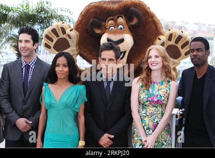 Bildnummer: 58003523  Datum: 18.05.2012  Copyright: imago/Xinhua (120518) -- CANNES, May 18, 2012 (Xinhua) -- Cast members of American film Madagascar 3: Europe s Most Wanted , (from R to L) US actors Chris Rock, Jessica Chastain, Ben Stiller, Jada Pinkett Smith and David Schwimmer, pose for photos during a photocall at the 65th Cannes Film Festival, Cannes, France, May 18, 2012. (Xinhua/Gao Jing) (zy) FRANCE-CANNES-MADAGASCAR 3 PUBLICATIONxNOTxINxCHN Kultur Entertainment People Film 65. Internationale Filmfestspiele Cannes Photocall xcb x0x 2012 quer      58003523 Date 18 05 2012 Copyright Im Stock Photo