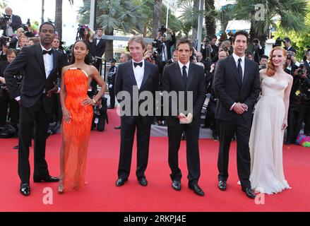 Bildnummer: 58004916  Datum: 18.05.2012  Copyright: imago/Xinhua (120518) -- CANNES, May 18, 2012 (Xinhua) -- Cast members of Madagascar 3: Martin Short, David Schwimmer, Jada Pinkett-Smith, Ben Stiller, Jessica Chastain, Chris Rock Europe s Most Wanted attend the premiere of the film during the 65th Cannes Film Festival, southern France, May 18, 2012. (Xinhua/Gao Jing) FRANCE-CANNES-FILM FESTIVAL-MADAGASCAR 3: EUROPE S MOST WANTED PUBLICATIONxNOTxINxCHN People Kultur Entertainment Film Filmfestival Filmfestspiele 65 xda x2x premiumd 2012 quer     58004916 Date 18 05 2012 Copyright Imago XINHU Stock Photo