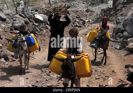 Bildnummer: 58009080  Datum: 20.05.2012  Copyright: imago/Xinhua (120520) -- SANAA, May 20, 2012 (Xinhua) -- A mother takes her sons on the way to get drinking water dozens kilometers away in Yemen s capital of Sanaa on May 20, 2012. (Xinhua/Mohammed Mohammed) YEMEN-ENVIRONMENT-WATER SCARCITY PUBLICATIONxNOTxINxCHN Gesellschaft Armut Wassermangel Kind Esel Wassertransport xrj x0x 2012 quer      58009080 Date 20 05 2012 Copyright Imago XINHUA  Sanaa May 20 2012 XINHUA a Mother Takes her Sons ON The Way to Get Drinking Water Dozens Kilometers Away in Yemen S Capital of Sanaa ON May 20 2012 XINHU Stock Photo
