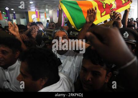 Bildnummer: 58013861  Datum: 21.05.2012  Copyright: imago/Xinhua (120521) -- COLOMBO, May 21, 2012 (Xinhua) -- Former Sri Lankan army commander Sarath Fonseka regards to supporters as he leaves a hospital in Colombo, capital of Sri Lanka, on May 21, 2012. Sarath Fonseka was released from prison on Monday following a presidential pardon. Large crowds gathered outside the prison to greet Fonseka who was imprisoned in 2010 just days after he lost to incumbent President Mahinda Rajapaksa in a presidential election. (Xinhua/Pushpika Karunaratne) SRI LANKA-EX ARMY CHIEF-FREED PUBLICATIONxNOTxINxCHN Stock Photo