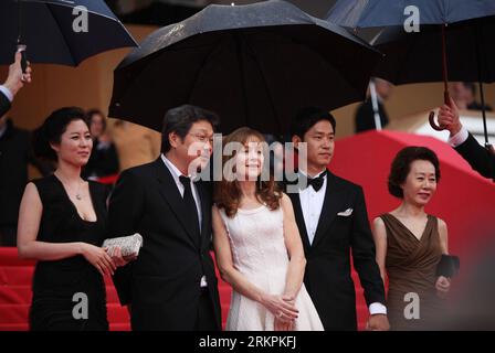 Bildnummer: 58014478  Datum: 21.05.2012  Copyright: imago/Xinhua (120521) -- CANNES, May 21, 2012 (Xinhua) -- (L-R) South Korean actress Moon So-ri, South Korean director Hong Sang-soo, French actress Isabelle Huppert, South Korean actor Yu Jun-sang and South Korean actress Youn Yuh-jung attend the premiere for South Korean film In Another City at the 65th Cannes Film Festival, southern France, May 21, 2012. (Xinhua/Gao Jing) FRANCE-CANNES-FILM FESTIVAL-IN ANOTHER CITY-PREMIERE PUBLICATIONxNOTxINxCHN Kultur Entertainment People Film 65. Internationale Filmfestspiele Cannes Premiere Filmpremier Stock Photo