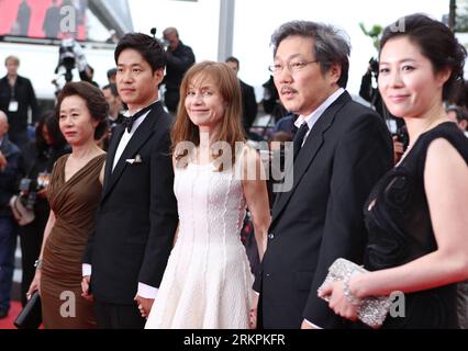 Bildnummer: 58014480  Datum: 21.05.2012  Copyright: imago/Xinhua (120521) -- CANNES, May 21, 2012 (Xinhua) -- (R-L) South Korean actress Moon So-ri, South Korean director Hong Sang-soo, French actress Isabelle Huppert, South Korean actor Yu Jun-sang and South Korean actress Youn Yuh-jung attend the premiere for South Korean film In Another City at the 65th Cannes Film Festival, southern France, May 21, 2012. (Xinhua/Gao Jing) FRANCE-CANNES-FILM FESTIVAL-IN ANOTHER CITY-PREMIERE PUBLICATIONxNOTxINxCHN Kultur Entertainment People Film 65. Internationale Filmfestspiele Cannes Premiere Filmpremier Stock Photo