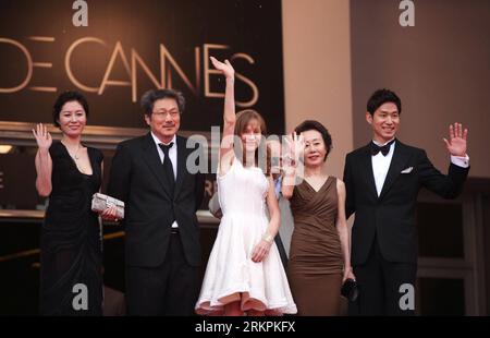 Bildnummer: 58014482  Datum: 21.05.2012  Copyright: imago/Xinhua (120521) -- CANNES, May 21, 2012 (Xinhua) -- (L-R) South Korean actress Moon So-ri, South Korean director Hong Sang-soo, French actress Isabelle Huppert, South Korean actress Youn Yuh-jung and South Korean actor Yu Jun-sang attend the premiere for South Korean film In Another City at the 65th Cannes Film Festival, southern France, May 21, 2012. (Xinhua/Gao Jing) FRANCE-CANNES-FILM FESTIVAL-IN ANOTHER CITY-PREMIERE PUBLICATIONxNOTxINxCHN Kultur Entertainment People Film 65. Internationale Filmfestspiele Cannes Premiere Filmpremier Stock Photo