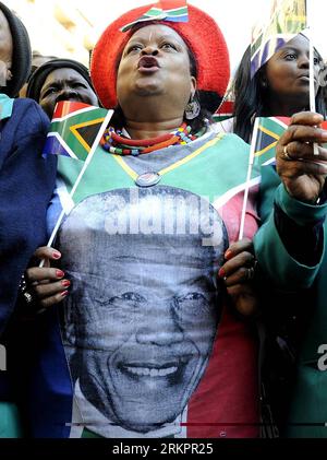 Bildnummer: 58045544  Datum: 29.05.2012  Copyright: imago/Xinhua (120530) -- PRETORIA, May 30, 2012 (Xinhua) -- A woman joins an event as sing songs to celebrate the upcoming 94th birthday of former South African president Nelson Mandela at Nelson Mandela Square in Johannesburg, South Africa, May 29, 2012. Mandela was born on July 18, 1918. (Xinhua/Li Qihua) (zw) SOUTH AFRICA-JOHANNESBURG-MANDELA-BIRTHDAY PUBLICATIONxNOTxINxCHN POlitik People x0x xub 94 Geburtstag Feier Südafrika Verehrung Volksheld 2012 hoch premiumd      58045544 Date 29 05 2012 Copyright Imago XINHUA  Pretoria May 30 2012 X Stock Photo