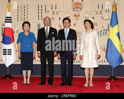 Bildnummer: 58047672  Datum: 30.05.2012  Copyright: imago/Xinhua (120530) -- SEOUL, May 30, 2012 (Xinhua) -- South Korean President Lee Myung-bak (2nd, R), his wife Kim Yoon-ok (L), Sweden s King Carl XVI Gustaf (2nd, L) and Queen Silvia pose for photos before their talks at the presidential office Cheong Wa Dae in Seoul, South Korea, on May 30, 2012. Sweden s King Carl XVI Gustaf and Queen Sylvia arrived in South Korea on Tuesday for a four-day visit. (Xinhua/Park Jin-hee) SOUTH KOREA-SEOUL-SWEDEN-KING AND QUEEN-VISIT PUBLICATIONxNOTxINxCHN People Politik xda x0x 2012 quer premiumd      58047 Stock Photo