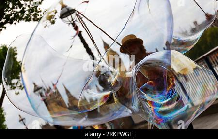 Bildnummer: 58062869  Datum: 01.06.2012  Copyright: imago/Xinhua (120602) -- LONDON, June 2, 2012 (Xinhua) -- A bubble blower performs by River Thames in central London, Britain, June 1, 2012. Spectators start to swarm to the river as boats prepare for Queen Elizabeth II s Diamond Jubilee celebrations, which will include a 1,000-boat pageant on June 3. (Xinhua/Yin Gang) (zy) UK-LONDON-THAMES-BUBBLES PUBLICATIONxNOTxINxCHN Gesellschaft Strassenkünstler Seifenblase xbs x0x 2012 quer      58062869 Date 01 06 2012 Copyright Imago XINHUA  London June 2 2012 XINHUA a Bubble Blower performs by River Stock Photo