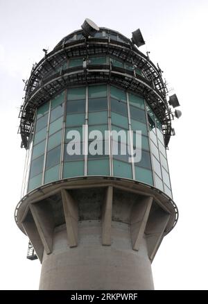 Bildnummer: 58065187  Datum: 03.06.2012  Copyright: imago/Xinhua (120603) -- HONG KONG, June 3, 2012 (Xinhua) -- Photo taken on May 29, 2012 shows a control tower at Hong Kong International Airport in south China s Hong Kong Special Administrative Region. The Hong Kong Civil Aviation Department provides navigation and air traffic control services to all flights operating in and out of Hong Kong International Airport. It is also responsible for coordinating search and rescue activities when flight emergencies occur. (Xinhua/Wong Pun Keung) (lmm) CHINA-HONG KONG-INTERNATIONAL AIRPORT-AIR TRAFFIC Stock Photo