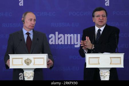 Bildnummer: 58069154  Datum: 04.06.2012  Copyright: imago/Xinhua (120604) -- SAINT PETERSBURG, June 4, 2012 (Xinhua) -- Russian President Vladimir Putin (L) and President of the European Commission Jose Manuel Barroso attend a joint press conference after the 29th Russia-EU summit in Saint Petersburg, Russia, June 4, 2012. (Xinhua/Lu Jinbo) (zy) RUSSIA-EU-SUMMIT PUBLICATIONxNOTxINxCHN People Politik Gipfel Gipfeltreffen PK x0x xst premiumd 2012 quer      58069154 Date 04 06 2012 Copyright Imago XINHUA  Saint Petersburg June 4 2012 XINHUA Russian President Vladimir Putin l and President of The Stock Photo