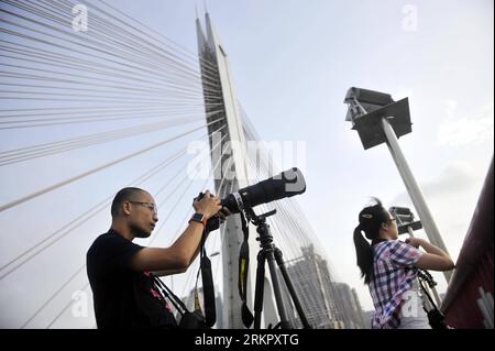 Bildnummer: 58073815  Datum: 06.06.2012  Copyright: imago/Xinhua (120606) -- GUANGZHOU, June 6, 2012 (Xinhua) -- Amateur astronomers take photos of the transit of the planet Venus across the face of the sun in Guangzhou, capital of south China s Guangdong Province, June 6, 2012. One of the rarest astronomical events occurs on Wednesday when Venus passes directly between the sun and the earth, a transit that will not occur again until 2117. (Xinhua/Chen Yehua) (lfj) CHINA-GUANGDONG--VENUS TRANSIT-SUN (CN) PUBLICATIONxNOTxINxCHN Gesellschaft Astronomie Venustransit xjh x2x premiumd 2012 quer  o0 Stock Photo