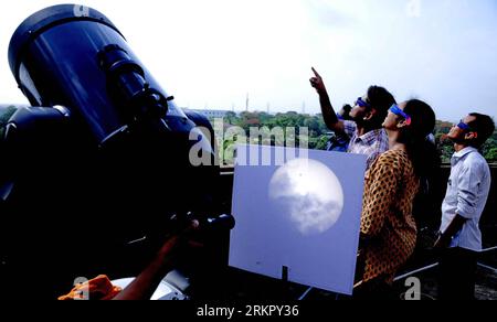 Bildnummer: 58075377  Datum: 06.06.2012  Copyright: imago/Xinhua (120606) -- CALCUTTA, June 6, 2012 (Xinhua) -- A projected image from a telescope of the transit of the planet Venus across the face of the sun is seen on a screen in Calcutta, India, on June 6, 2012. One of the rarest astronomical events occurs on Wednesday when Venus passes directly between the sun and the earth, a transit that will not occur again until 2117.(Xinhua/Tumpa Mondal) (dtf) INDIA-CALCUTTA-VENUS TRANSIT-SUN PUBLICATIONxNOTxINxCHN Gesellschaft Astronomie Venustransit xjh x0x premiumd 2012 quer      58075377 Date 06 0 Stock Photo