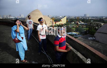 Bildnummer: 58075378  Datum: 06.06.2012  Copyright: imago/Xinhua (120606) -- CALCUTTA, June 6, 2012 (Xinhua) -- Citizens look through solar goggles to watch the transit of the planet Venus across the face of the sun in Calcutta, India, on June 6, 2012. One of the rarest astronomical events occurs on Wednesday when Venus passes directly between the sun and the earth, a transit that will not occur again until 2117.(Xinhua/Tumpa Mondal) (dtf) INDIA-CALCUTTA-VENUS TRANSIT-SUN PUBLICATIONxNOTxINxCHN Gesellschaft Astronomie Venustransit xjh x0x premiumd 2012 quer      58075378 Date 06 06 2012 Copyri Stock Photo