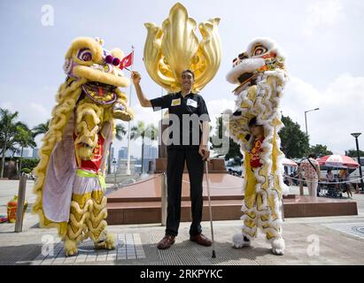 Bildnummer: 58078548  Datum: 07.06.2012  Copyright: imago/Xinhua (120607) -- HONG KONG, June 7, 2012 (Xinhua) -- Sultan Kosen, the tallest living male of the Guinness World Record, poses for photos at Golden Bauhinia Square in Hong Kong, south China, June 7, 2012. (Xinhua/Lui Siu Wai) (lfj) CHINA-HONG KONG-TALLEST MAN (CN) PUBLICATIONxNOTxINxCHN Gesellschaft größter Mann der Welt Mensch Rekord Weltrekord Buch der Rekorde xjh x0x 2012 quer Highlight premiumd      58078548 Date 07 06 2012 Copyright Imago XINHUA  Hong Kong June 7 2012 XINHUA Sultan  The tallest Living Male of The Guinness World R Stock Photo