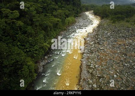 Bildnummer: 58080744  Datum: 08.06.2012  Copyright: imago/Xinhua (120608) -- SAN JOSE, June 8, 2012 (Xinhua) -- Photo taken on June 4, 2012 shows a part of Rio Sucio river where volcanic minerals mix with the water giving a two color river in the tropical forest of the Braulio Carrillo National Park, 50 kilometers east of San Jose, capital of Costa Rica. 30 percent of Costa Rica s territory reserved and protected through national parks. (Xinhua/Kent Gilbert)(ctt) COSTA RICA-SAN JOSE-ENVIRONMENT DAY PUBLICATIONxNOTxINxCHN Gesellschaft Regenwald Weltumwelttag Umwelttag Nationalpark xns x0x 2012 Stock Photo