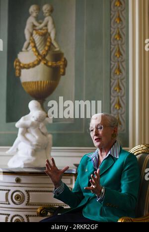 Bildnummer: 58104892  Datum: 13.06.2012  Copyright: imago/Xinhua (120614) -- COPENHAGEN, June 14, 2012 (Xinhua) -- Denmark s Queen Margrethe II and her husband PrincexConsort Henrik (not pictured) receive an interview with Chinese reporters in Fredensborg, the summer palace for the royal family, in Copenhagen, capital of Denmark, June 13, 2012. (Xinhua/Zhou Lei) DENMARK-ROYAL COUPLE-CHINA-INTERVIEW PUBLICATIONxNOTxINxCHN People Entertainment Adel premiumd xbs x1x 2012 hoch     58104892 Date 13 06 2012 Copyright Imago XINHUA  Copenhagen June 14 2012 XINHUA Denmark S Queen Margrethe II and her H Stock Photo