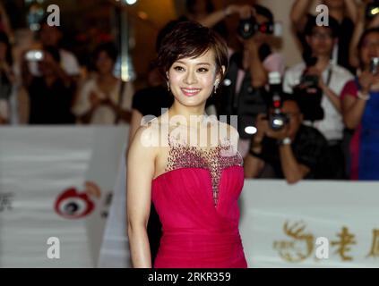 Bildnummer: 58109606  Datum: 15.06.2012  Copyright: imago/Xinhua (120615) -- SHANGHAI, June 15, 2012 (Xinhua) -- Chinese actress Sun Li poses for photo at the closing ceremony of the 18th Shanghai Television Festival in east China s Shanghai Municipality, June 15, 2012. (Xinhua/Liu Ying) (zmj) CHINA-SHANGHAI-TV FESTIVAL-CLOSING CEREMONY (CN) PUBLICATIONxNOTxINxCHN People Entertainment Film TV Porträt x0x xst 2012 quer      58109606 Date 15 06 2012 Copyright Imago XINHUA  Shanghai June 15 2012 XINHUA Chinese actress Sun left Poses for Photo AT The CLOSING Ceremony of The 18th Shanghai Televisio Stock Photo