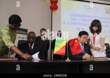 Bildnummer: 58111854  Datum: 15.06.2012  Copyright: imago/Xinhua (120616) -- BRAZZAVILLE, June 16, 2012 (Xinhua) -- Fan Yuejin (2nd R), chief of the Jinan University Committee of the Communist Party of China, and Armand Mayikoua (2nd L), headmaster of Marien Ngouabi University, sign an agreement in Brazzaville, the Republic of Congo, June 15, 2012. The signing and unveiling ceremony for the Confucius Institute, jointly established by Jinan University and Marien Ngouabi University, was held here on Friday. (Xinhua/Han Bing) (lyx) REPUBLIC OF CONGO-BRAZZAVILLE-CHINA-CONFUCIUS INSTITUTE-UNVEILING Stock Photo