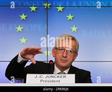 Bildnummer: 58133990  Datum: 21.06.2012  Copyright: imago/Xinhua (120621) -- LUXEMBOURG, June 21, 2012 (Xinhua) -- Luxembourg Prime Minister and Eurogroup President Jean-Claude Juncker gestures during a joint press conference with International Monetary Fund (IMF) Managing Director Christine Lagarde (not pictured) and European Economic and Monetary Affairs Commissioner Olli Rehn (not pictured) after a Eurogroup finance ministers meeting in Luxembourg, on June 21, 2012. (Xinhua/Yan Ting) LUXEMBOURG-EUROGROUP-FINANCE-PRESS CONFERENCE PUBLICATIONxNOTxINxCHN People Politik Finanzminister Finanzmin Stock Photo